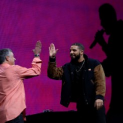 SAN FRANCISCO, CA - JUNE 08: Apple's senior vice president of Internet Software and Services Eddy Cue (L) high fives with recording artist Drake during the Apple Music introduction at the Apple WWDC on June 8, 2015 in San Francisco, California. Apple's annual developers conference runs through June 12. (Photo by Justin Sullivan/Getty Images)